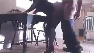 أم ممتلئة الجسم تنحني على الطاولة وتتعرض لضربات قوية