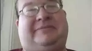 العم البدين ينيكها بعمق، أرجلها في الهواء، تصرخ من المتعة