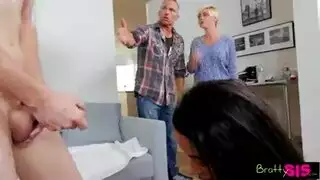 الشقيقة المتمردة تمتلئ مهبلها الضيق من أخيها
