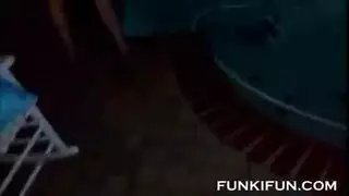 زوجة مثارة تُنكح بينما زوجها يستمتع بالمشهد