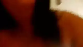 جميلة كبيرة الصدر تفرغ رغباتها الجنسية بعد كشف جسدها المثير