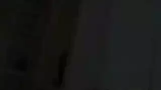 قضيب أسود كبير يمتد داخل فتاة جميلة في فيلم إباحي صريح