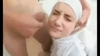 رغبة محرمة: الجميلة الشقراء ورجل أكبر في مشهد إباحي صريح