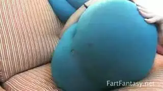 أم ذات مؤخرة مستديرة جاهزة لجنس شرجي قاسٍ