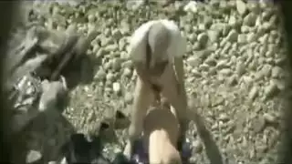 جنس صريح على الشاطئ: فيلم إباحي هاوي يصوره غريب