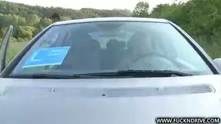 استمناء الشقراء الساخنة في السيارة يلاحظه المدرب الذي يعطيها نيكاً قذرا
