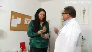 طبيب شهواني يتظاهر بالعمى ليتلمسها ثم ينيكها بزب مطاطي دافئ