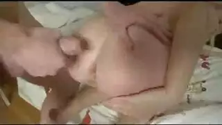 فحل روسي يضرب مؤخرة شقراء في مشهد صريح