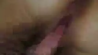 قضيب صغير مشعر يملأ فرجها بهزات عنيفة