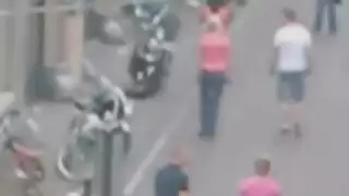 التجسس على فتاة تُضاجع بعنف في زقاق