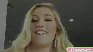 نجمة شقراء جديدة تُغطى أثداؤها الضخمة بالسائل المنوي