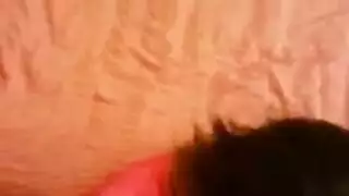 امرأة سمراء البرية تعطي الرأس.