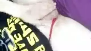 امرأة سمراء في سراويل حمراء تغوي الرجل العجوز بفكرة أن تلعب مهبله المشعر