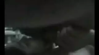 اثنين من المراهقين الكلية مثيرة تقاسم الديك على الأريكة.