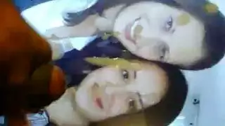 بعد ممارسة الجنس الجماعي اللذيذ ، يقوم الرجال الجياع بوضعهم بالإصبع في كس بعضهم البعض