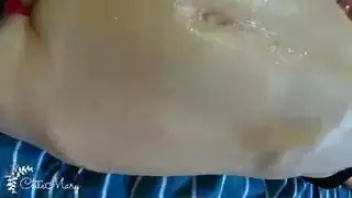 فتاة هواة ذات شعر قصير وكبير الثدي ، سارة ب تستمني في مكتبها