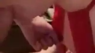 زوجان مثليان جميلان يمارسان الجنس في الطابق السفلي