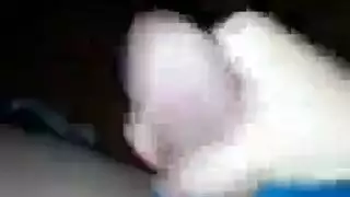 يأخذ السيدات الهواة قرنية الاستحمام بينما ينتظر شركائهم الحصول على إثارة.
