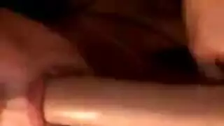 فاتنة المدبوغة ترتدي سراويل داخلية وجوارب بيضاء أثناء استمناء في السرير في شقتها