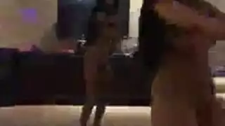 غالبًا ما تمارس الفتيات المثيرات الجنس مع رجل أصلع ، عندما يزوره أصدقاؤهن
