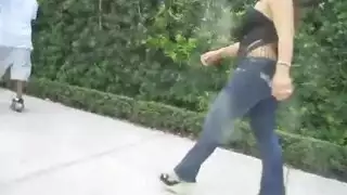 كتكوت مشعر بمؤخرة كبيرة وشجيرة مشعر يستمني مع كس