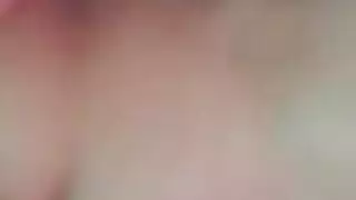 يحصل أكل كس الآسيوية لطيف من قبل لعبة بحجم العين