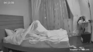 كتكوت شقراء موشوم ، كيارا لورد تمتص ديكًا أسودًا كبيرًا ، بينما تركع على الأرض