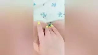 كس الوردي الرطب فيرجن يحصل على رطب