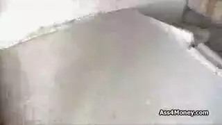 قحبة ترضع الزب في السيارة و تبدع في امتاع زبونها بالمص