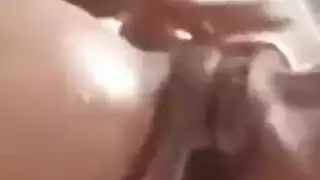 مصرية تلعب في كسها لحد ما تنزل العسل