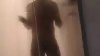 تدخين الخادمة الإيطالية الساخنة مصغولة بفارغ الصبر ديك بوس الصغار الضخم، على الرغم من أنها لا تعمل.