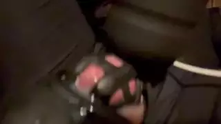 علق مسمار في الأسود يصبح غريبًا مع مؤخرته وهزازه