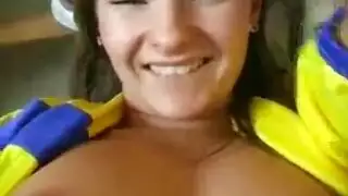 الملابس الداخلية البيضاء الفاتنة في امرأة سمراء تغني دسار زجاج عشيقها قبل تخيل الكثير من دسار ضخمة