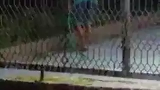 المراهق النحيف وصديق والدها يمارسان الجنس في السر مثل الجنون ، بينما لا أحد يراقبهما