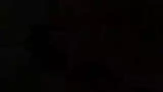 عارية أنيقة دمية حمراء الشعر في سيور وردية عارية