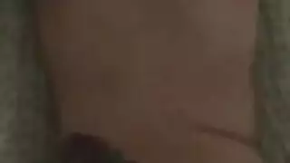 في سن المراهقة الآسيوية مع النظارات هو الحصول على مارس الجنس على الأريكة ويئن من المتعة أثناء كومينغ
