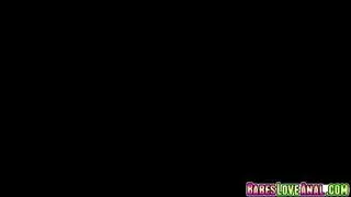 فتاة تخفي كاميرا لتصور نفسها تستمني خفية على عامل التصليح سكس ملتهب نااااار