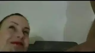 مراهقة مثيرة تتظاهر أمام الكاميرا بينما صديقها يمارس الجنس مع بوسها الضيق