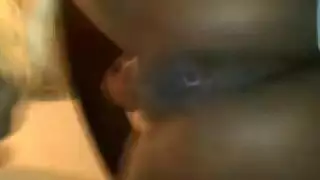 صبي استمناء على الشاطئ.