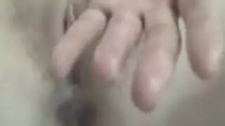 تلعب امرأة سمراء فاتنة مع هزاز لها حتى انها