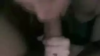 فاتنة يعطي رأسها في حين أن لها الحمار غازل لها العضو التناسلي النسوي ضيق