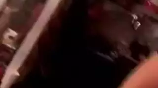 مجموعة من ثلاثة أشخاص مع نماذج محلية، جيانا مايكلز وديدري باربي، الذي يشارك الديك.