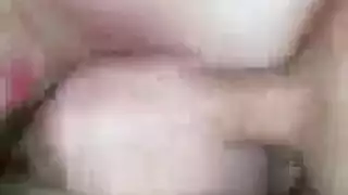 مراهقون بذاتهم في الزي الجلدي الحصول على حميرهم التحقيق من قبل الشباب ضيق
