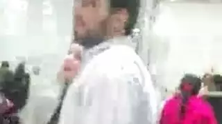 خدع الرجل الوسيم امرأته ليقوم بأداء الفتاة الكبيرة الجاهزة
