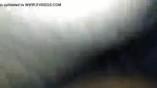 خلع الأحذية السوداء ذات الكعب العالي