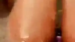 فتاة محببة في لباس داخلي من الدرجة الأولى تتعرى على السرير