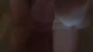 شقراء روسية تمتص بلطف عصا لحم صلبة ، بينما تركع أمام رجلها