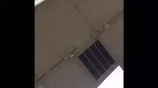 الكلبة الشقراء المغرية في القميص الأزرق هي الحصول على قبضة بوسها النحيف في غرفة فندق لطيفة