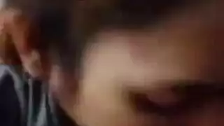 سيدة جميلة تقوم بفرك الديك الثابت لعميلها برفق على ركبته أثناء جلسة تدليك