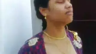 خطوات قرنية تأخذ لسانها الساخن أسفل حلقها الرطب